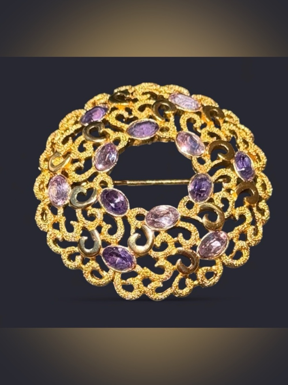 Crown trifari wreath brooch with lavender gemstones - Picture 5 of 5
